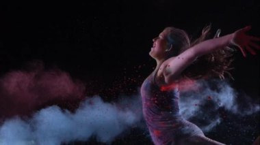 Renkli barut kız koşarken, ağır çekimde. Saniyede 1000 kare hızla Hayalet Kamera ile çekiliyor..