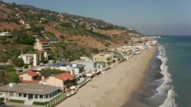 Malibu, California - 2017 dolaylarında Malibu sahili ve Pasifik Okyanusu 'nun havadan çekilmiş görüntüleri. Cineflex ve RED Epic-W Helyum ile çekilmiştir..