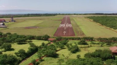Molokai, Hawaii 2018 dolaylarında. Molokai havaalanına iniyor. Cineflex ve RED Epic-W Helyum ile çekilmiştir..