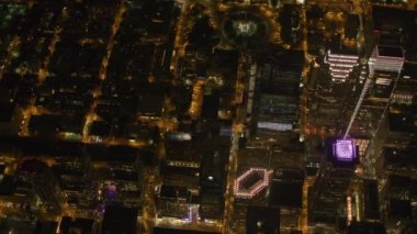 Philadelphia, Pennsylvania. 2017 dolaylarında. Geceleri Philadelphia 'nın yüksek açılı hava manzarası. Cineflex ve RED Epic-W Helyum ile çekilmiştir..