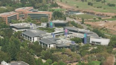 Mountain View, California - 2017 dolaylarında Google 'ın genel merkezi Googleplex' in hava görüntüleri. Cineflex ve RED Epic-W Helyum ile çekilmiştir..