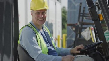 Nakliye tesisinde forklift operatörünün portresi. Ticari kullanım için tamamen serbest.