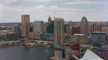 Baltimore, Maryland 2017 dolaylarında Baltimore şehir merkezi ve iç liman havadan görünüyor. Cineflex ve RED Epic-W Helyum ile çekilmiştir..