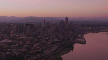 Seattle, Washington. 2017 dolaylarında. Şafakta Seattle 'ın havadan görüntüsü. Cineflex ve RED Epic-W Helyum ile çekilmiştir..
