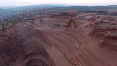 Utah, Arches Ulusal Parkı 'ndaki Hassas Kemer' in havadan görünüşü