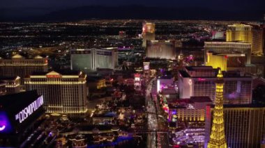 Las Vegas, Nevada 2017 dolaylarında Las Vegas Bulvarı üzerinde uçuyor. Cineflex ve RED Epic-W Helyum ile çekilmiştir..