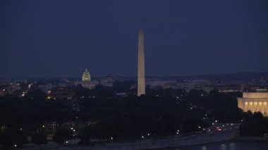 Washington, D.C. 2017 dolaylarında Lincoln Anıtı 'nın, Washington Anıtı' nın ve Kongre Binası 'nın alacakaranlıkta havadan görünüşü. Cineflex ve RED Epic-W Helyum ile çekilmiştir..