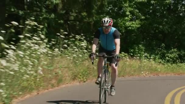 Radfahrer Rast Landstraße Hinunter Voll Für Den Kommerziellen Einsatz Freigegeben — Stockvideo