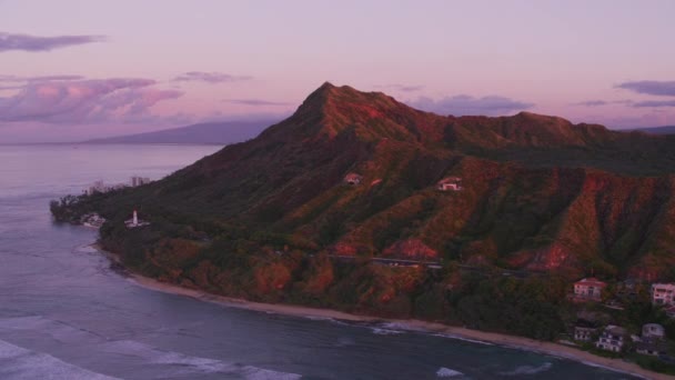 ホノルル オアフ島 ハワイ2018年頃 ダイヤモンドヘッドクレーターの上に美しい夕日 CineflexとRed Epic Heliumで撮影 — ストック動画