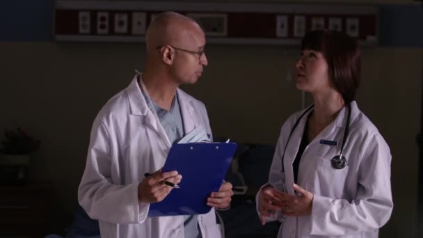 Zwei Ärzte Krankenhaus Gespräch — Stockvideo