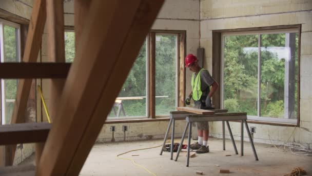 Pracownik Budowlany Pracuje Nad Przebudową — Wideo stockowe