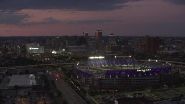 巴尔的摩 马里兰 2017年左右 黄昏时从空中俯瞰M Bank Stadium和Orioles Park 用Cineflex和Red Epic Helium拍摄 — 图库视频影像