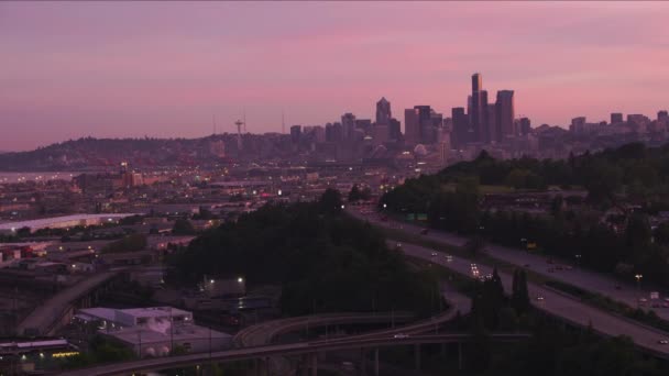 ワシントン州シアトル2017年頃 日の出に高速道路とシアトルのスカイラインの空中ビュー CineflexとRed Epic Heliumで撮影 — ストック動画
