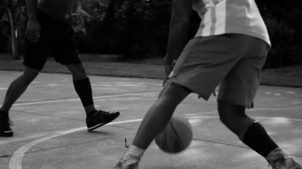 Afroameričtí Muži Hrají Pouliční Basketbal — Stock video