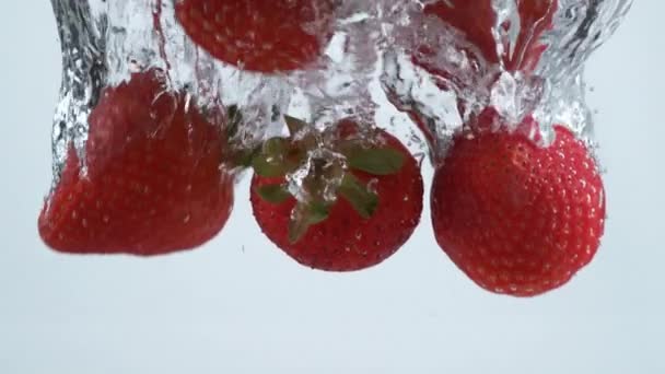 Grabación Cámara Lenta Fresas Salpicando Agua Filmada Con Cámara Phantom — Vídeos de Stock