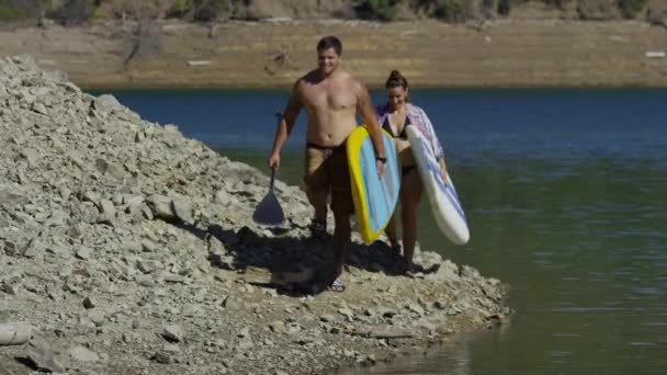 Pareja Caminando Por Lago Con Stand Paddle Boards — Vídeos de Stock