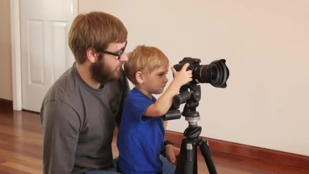 Vater Zeigt Sohn Wie Man Eine Kamera Benutzt — Stockvideo