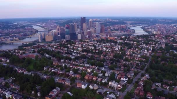 夕暮れ時のペンシルベニア州ピッツバーグの空中風景 — ストック動画
