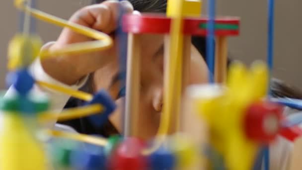 Genç Asyalı Kız Oyuncaklarla Oynuyor — Stok video