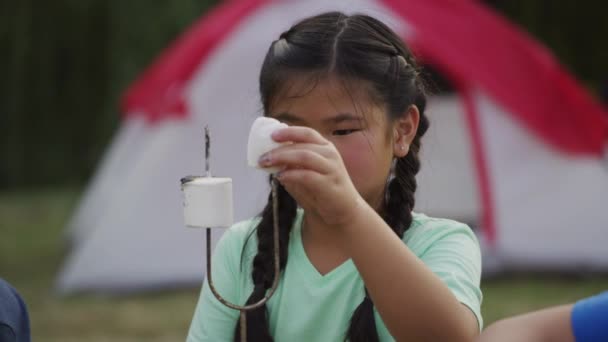Junges Mädchen Sommerlager Isst Einen Marshmallow — Stockvideo