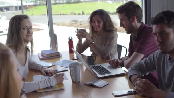 Ryhmä Nuoria Liikemiehiä Jotka Työskentelevät Yhdessä Tilapäisessä Työtilassa — kuvapankkivideo