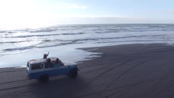 ヴィンテージ車でビーチを運転する友人のグループの空中ビュー — ストック動画