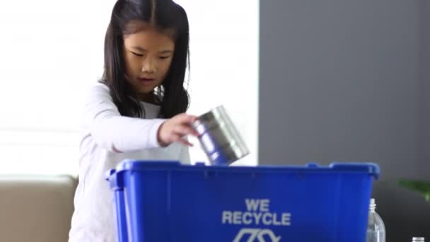 Chica Joven Poniendo Botellas Papelera Reciclaje — Vídeo de stock