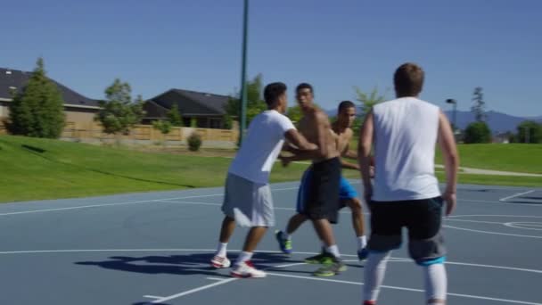 Langsom Bevegelse Venner Som Spiller Basketball Parken – stockvideo
