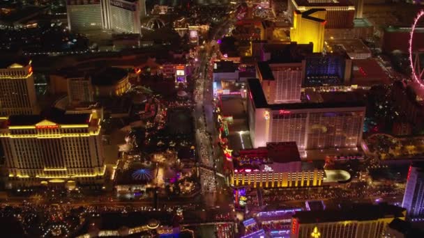 ネバダ州ラスベガス2017年頃 夜にラスベガス ストリップ上空を飛行する CineflexとRed Epic Heliumで撮影 — ストック動画