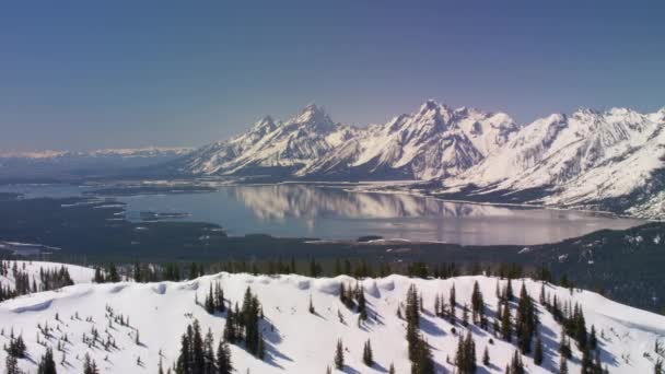 그랜드 와이오밍 산맥의 아름다운 산봉우리들 호수를 공중에서 내려다본 것이다 Shotover — 비디오