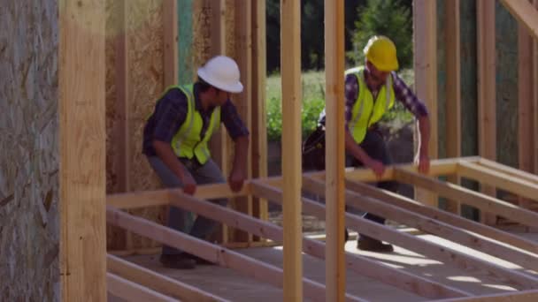 Gruppe Von Bauarbeitern Stützt Mauer — Stockvideo