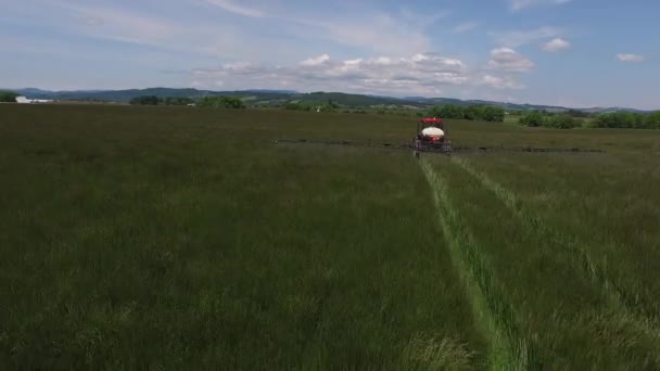 Zdjęcie Lotnicze Ciągnika Opryskującego Trawę Gospodarstwie — Wideo stockowe