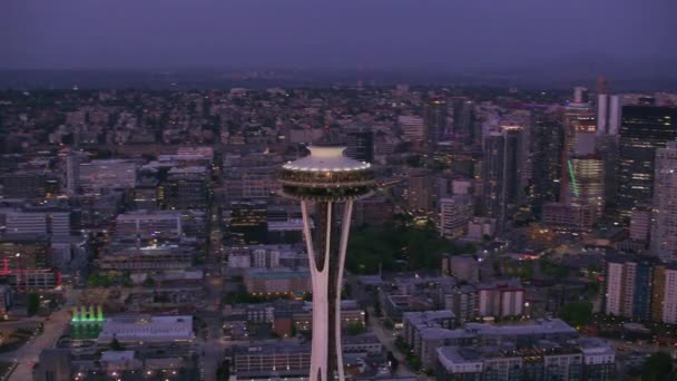 ワシントン州シアトル 約2018 夕暮れ時にワシントン州シアトルのダウンタウンの空中ビュー CineflexジンバルとRed Epic Wカメラでヘリコプターから撮影 — ストック動画
