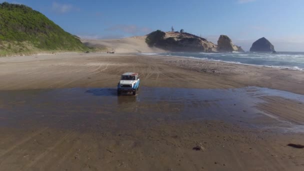 Vista Aérea Del Grupo Amigos Que Conducen Playa Vehículo Vintage — Vídeos de Stock