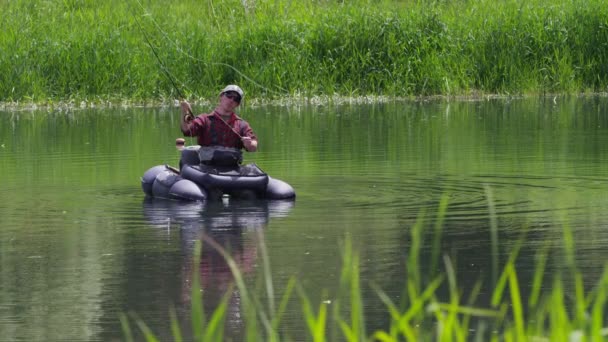 Tiro Câmera Lenta Homem Pesca Com Mosca — Vídeo de Stock