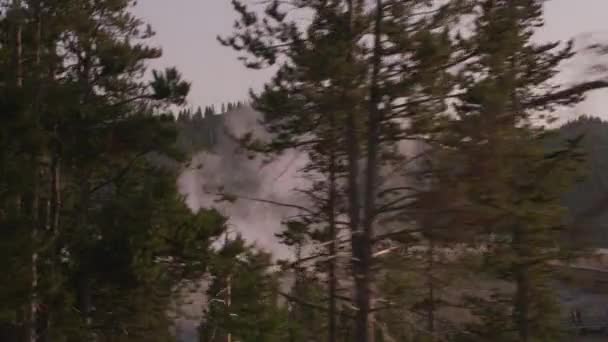 Parque Nacional Yellowstone Por Volta 2018 Turistas Caminhando Por Caminhos — Vídeo de Stock