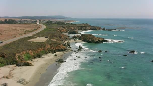 加利福尼亚 2017年左右 加州崎岖海岸线的空中景观 用Cineflex和Red Epic Helium拍摄 — 图库视频影像