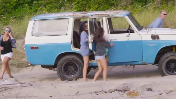 Група Друзів Пляжі Вилітають Машини Тікають Океану — стокове відео