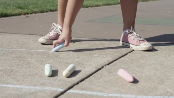 Jovem Menina Jogando Hopscotch Parque Desenho Com Giz Close — Vídeo de Stock