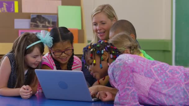 Enseignant Groupe Élèves Utilisent Ordinateur Portable Dans Classe École — Video