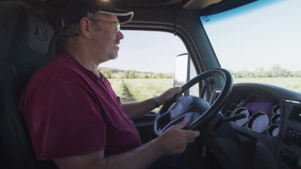 Innvendig Bilde Lastebilsjåfør Som Kjører Semitrailer Fullstendig Frigitt Til Kommersiell – stockvideo