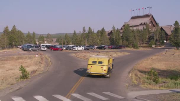 Yellowstonen Kansallispuisto Noin 2018 Vintage Yellowstone Park Bussi Ajaa Old — kuvapankkivideo