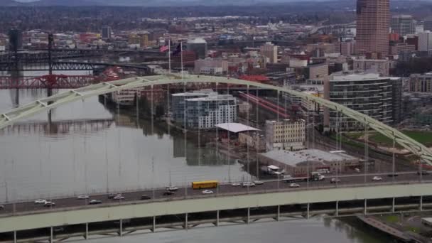 Fliegen Sie Der Fremont Bridge Vorbei Mit Der Stadt Portland — Stockvideo