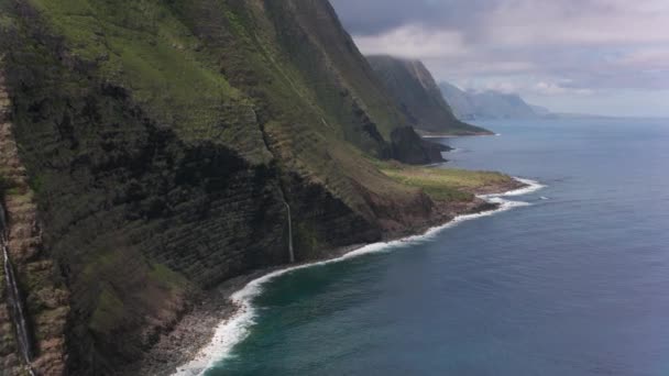 ハワイのモロカイ2018年頃 美しい滝とモロカイ島の海岸の空中ビュー CineflexとRed Epic Heliumで撮影 — ストック動画