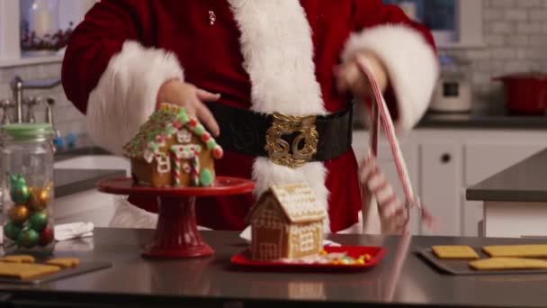 Санта Клаус Кухне Надевает Фартук — стоковое видео