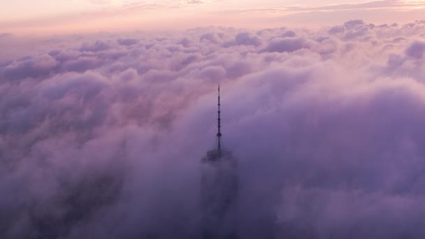 ニューヨーク市2017年頃 日の出に低い雲とワンワールドトレードセンタービルの空中ビュー CineflexとRed Epic Heliumで撮影 — ストック動画
