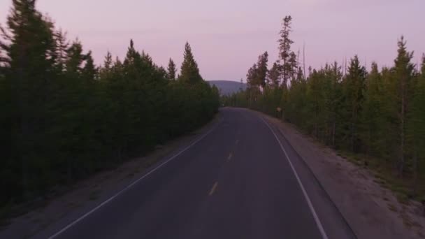 Conducir Largo Carretera Atardecer Parque Nacional Yellowstone — Vídeo de stock