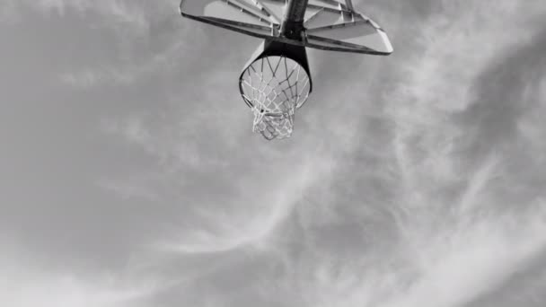 Afroamerikanska Män Spelar Basket Gatan — Stockvideo