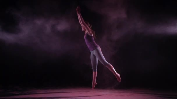 Έγχρωμη Σκόνη Χτυπάει Κορίτσι Καθώς Χορεύει Αργή Κίνηση Γυρίστηκε Μια — Αρχείο Βίντεο