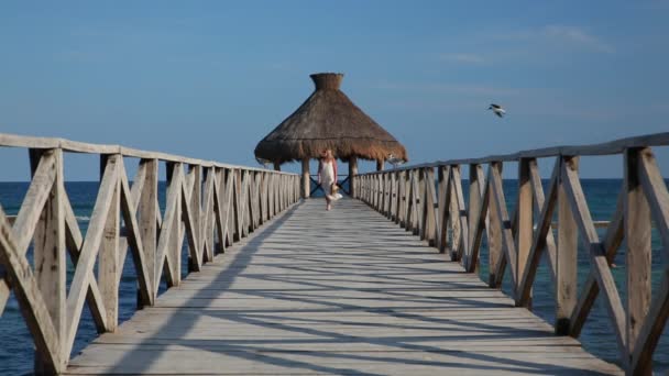 Frau Läuft Seebrücke Tropenresort Hinunter — Stockvideo